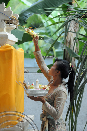 DG100171. Making offerings. Candidasa. Bali. 25.12.11.