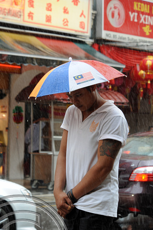 DG102717. Trying to stay dry. KL. Malaysia. 28.1.12