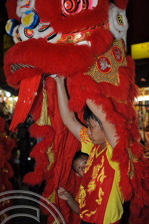 DG101643. Dragon dancers. Chinatown. Kuala Lumpur. malaysia. 18.1.12.