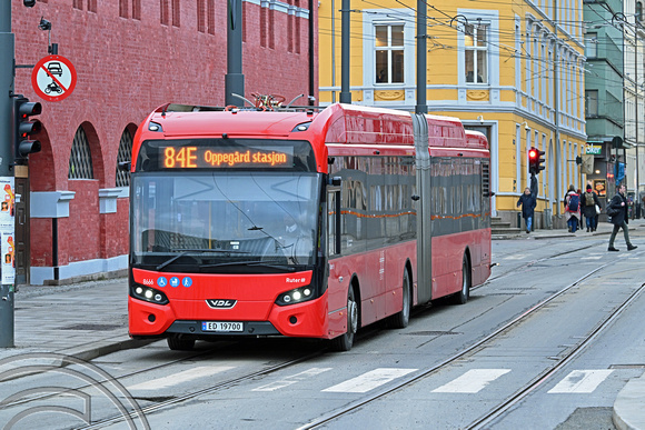 DG441200. 8666. Electric bus with pantograph. Prinsens gate. Oslo. Norway. 26.2.2025.