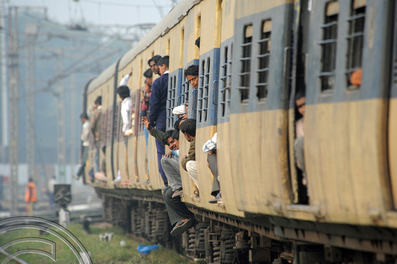DG69494. Passengers leaving New Delhi. India. 6.12.10.